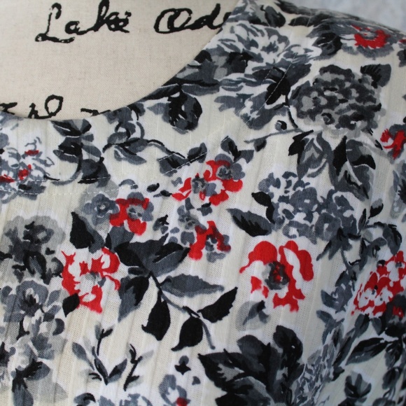 Long and Loose-Fitting Floral Top - Small - Picture 2 of 5